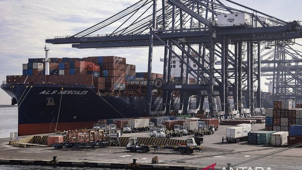 Ekonom senior Didik Rachbini mengusulkan perluasan pasar ekspor dan peningkatan kesepakatan ekonomi dengan negara lain, termasuk membentuk poros ekonomi baru, sebagai respons atas kebijakan tarif impor AS.