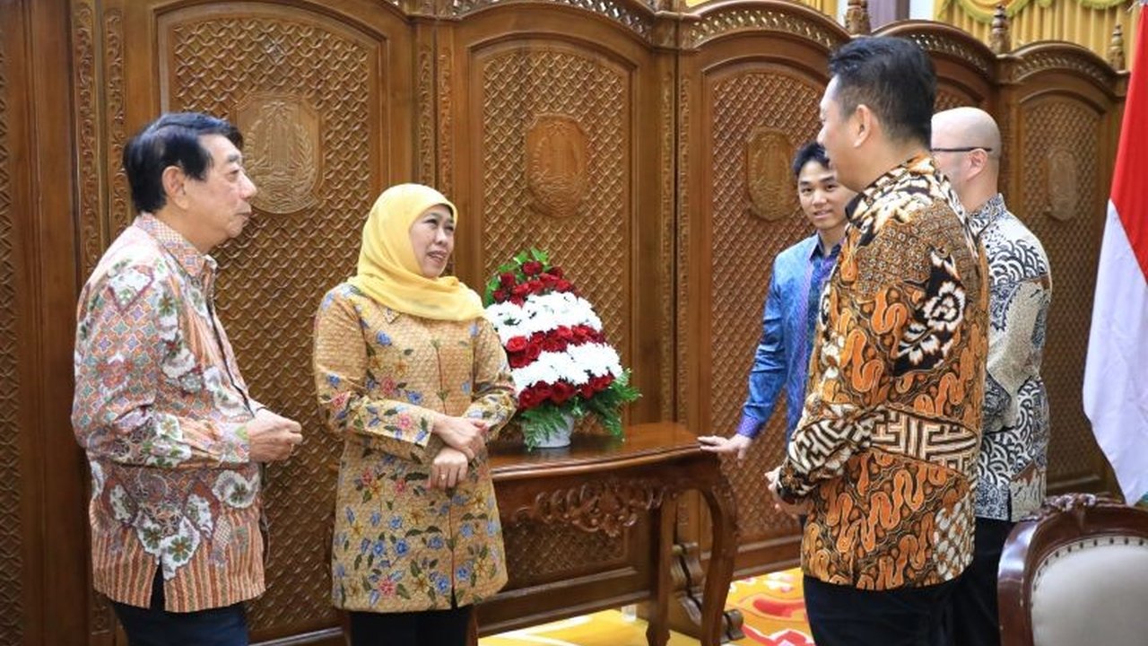 Gubernur Khofifah mengajak Apindo Jatim menyiapkan langkah intervensi untuk menghadapi dampak tarif impor 32 persen dari AS terhadap produk Indonesia, dan meminta data sektor usaha yang terdampak.