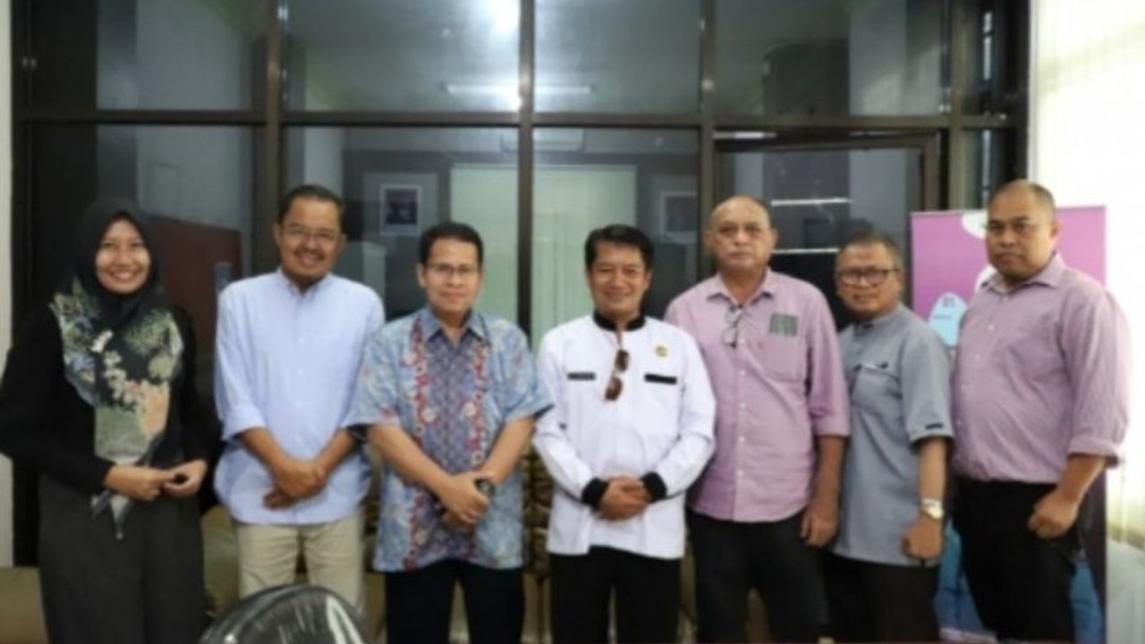 Dinas Kesehatan Sulbar dan Poltekkes Kemenkes Mamuju menjalin kerja sama strategis untuk meningkatkan kapasitas tenaga kesehatan (nakes) di Sulawesi Barat, demi memenuhi kebutuhan dalam negeri dan peluang kerja di luar negeri.