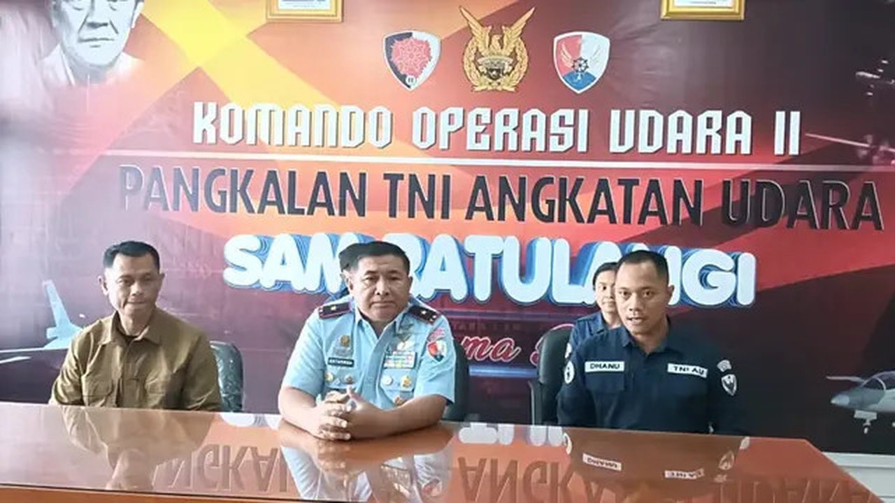 Danlanudsri Manado Marsma TNI Antariksa Anondo SE MTr (Han) saat memberikan penjelasan terkait insiden di RS TNI AU pada, Selasa (8/4/2025).