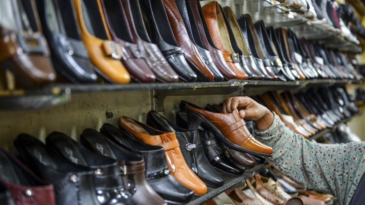 Celios mengusulkan penguatan kerja sama ASEAN dan perlindungan pasar domestik untuk menghadapi dampak perang dagang AS-China yang berisiko memicu resesi global dan PHK massal.