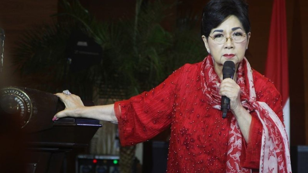 Kabar meninggalnya Titiek Puspa dibantah keluarganya; sang penyanyi legendaris dirawat intensif di ICU karena kondisi kesehatan yang menurun.