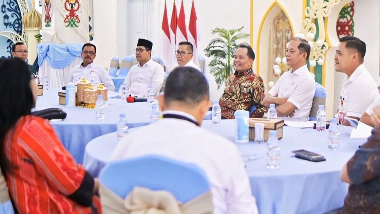 Gubernur Kalimantan Tengah, Agustiar Sabran, berkomitmen penuh mewujudkan program 'Satu Rumah Satu Sarjana' untuk meningkatkan kualitas SDM dan kesejahteraan masyarakat melalui akses pendidikan tinggi yang lebih luas.