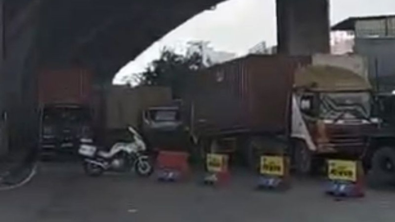 Sistem gerbang otomatis Pelabuhan Tanjung Priok mengalami error pada Kamis pagi, mengakibatkan kemacetan panjang di Jalan Yos Sudarso dan sekitarnya, petugas kepolisian dan Pelindo tengah berupaya mengatasi masalah ini.