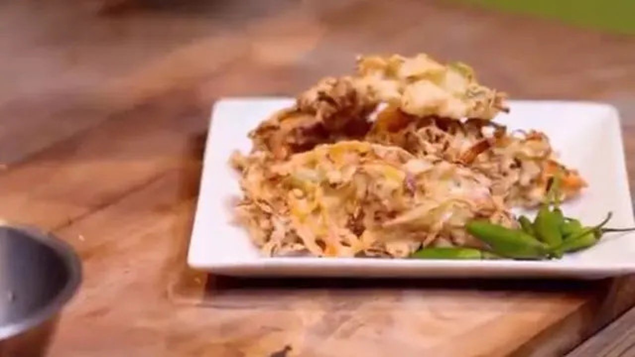 Karena membuatnya butuh waktu, Anda sebaiknya membuat adonan bakwan sayur dalam ukuran banyak agar bisa jadi stok buka puasa. (dok. Masak.tv/Dinny Mutiah)