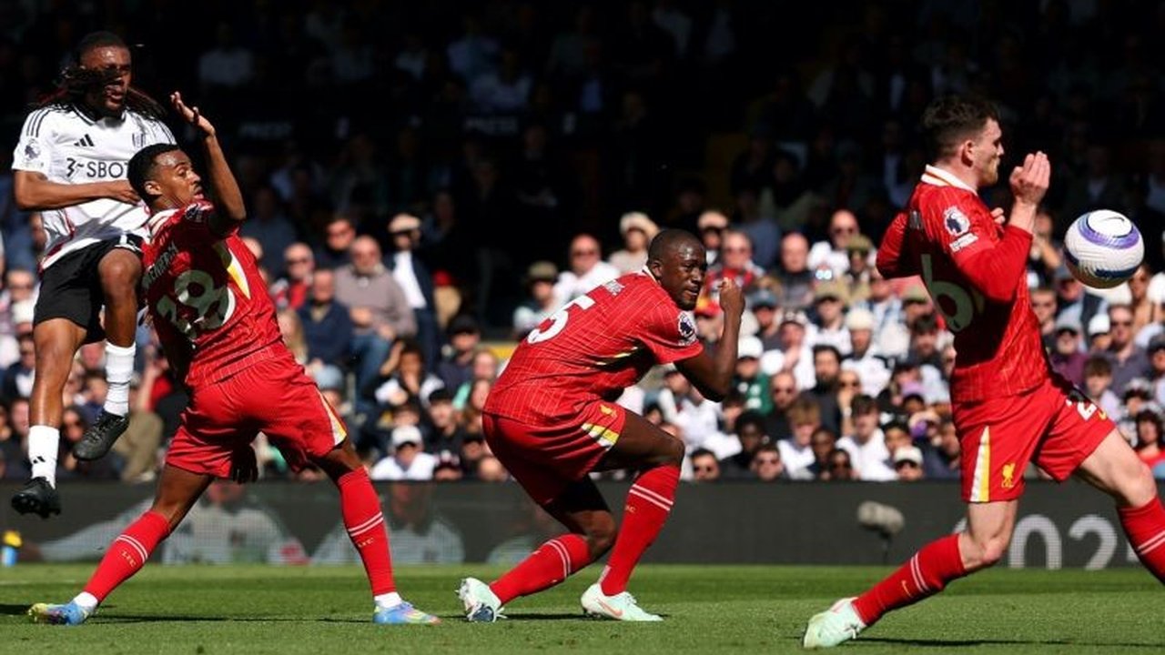 Pekan ke-32 Liga Inggris menyajikan laga seru antara Liverpool melawan West Ham dan Newcastle United menghadapi Manchester United, di tengah kondisi cedera yang melanda beberapa pemain kunci.