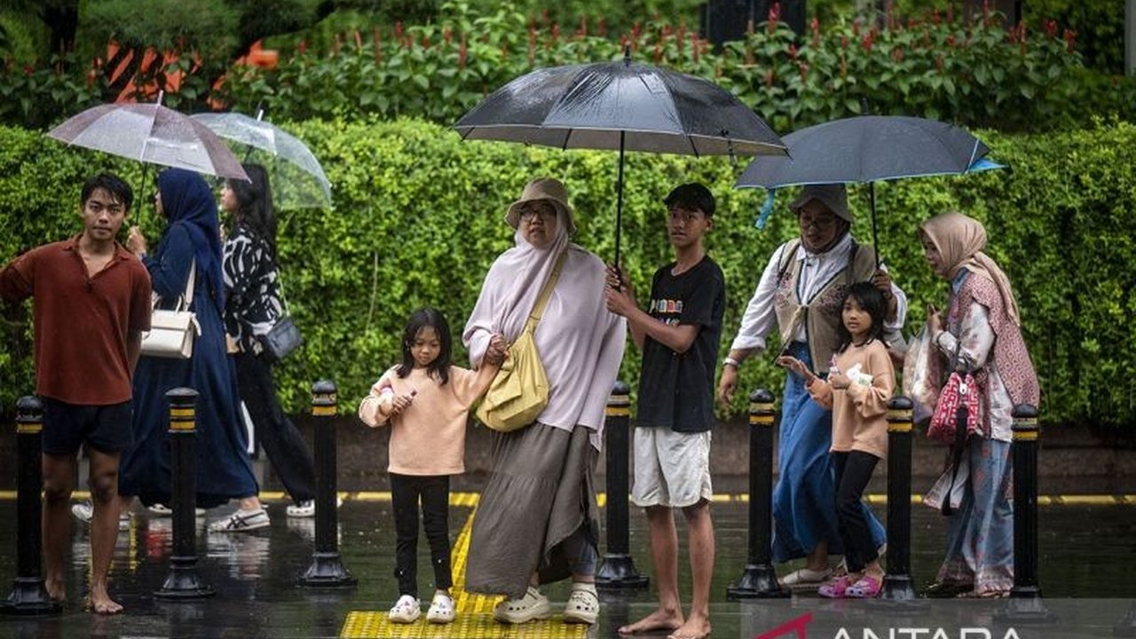 BMKG memprakirakan hujan ringan akan mengguyur seluruh wilayah Jakarta pada Jumat siang, dengan suhu rata-rata 26 derajat Celcius, kecuali Kepulauan Seribu yang mencapai 27 derajat Celcius.