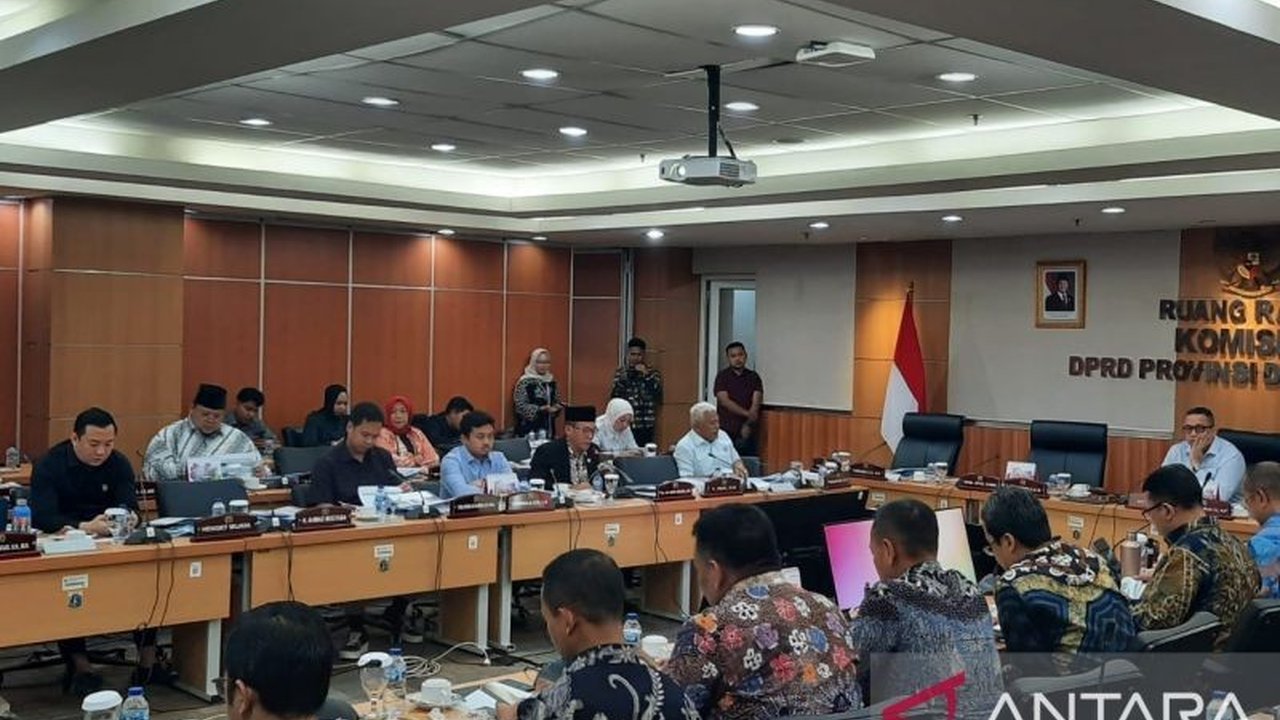 Komisi B DPRD DKI Jakarta menyoroti biaya administrasi penarikan tunai di Bank DKI yang jauh lebih tinggi dibandingkan bank lain, khususnya untuk penarikan di atas Rp100 juta, dan meminta Bank DKI untuk meninjau ulang kebijakan tersebut.