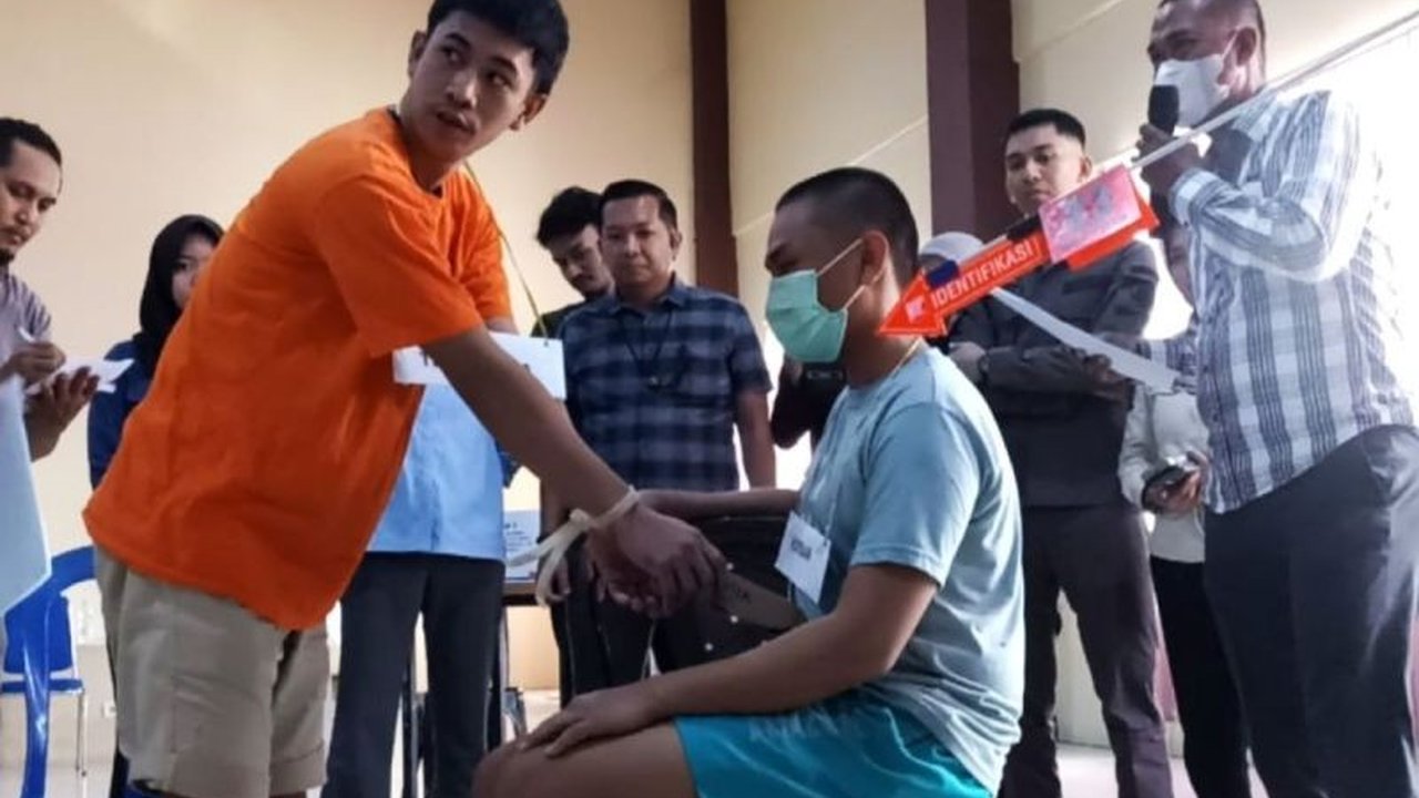 Polisi Polres Gowa menggelar rekonstruksi 31 adegan pembunuhan wanita hamil oleh pacarnya, dengan 98 luka tusuk, terancam hukuman mati.