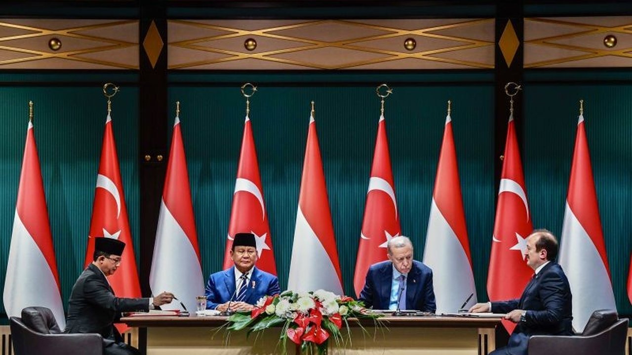 Indonesia dan Turki memperkuat hubungan bilateral dengan penandatanganan tiga nota kesepahaman (MoU) di bidang penanggulangan bencana, komunikasi, dan kebudayaan, disaksikan langsung oleh Presiden Prabowo dan Erdogan.