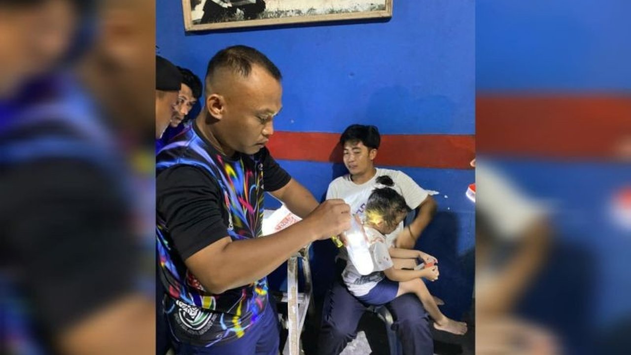 Petugas Damkar Kota Kendari berhasil melepaskan anting-anting yang tersangkut di telinga Humaira (4 tahun) dan menyebabkan pendarahan, membuktikan layanan Damkar tak hanya terbatas pada pemadaman kebakaran.