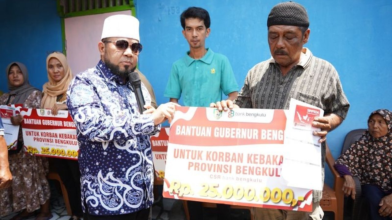 Gubernur Bengkulu, Helmi Hasan, menyerahkan bantuan senilai Rp25 juta kepada delapan kepala keluarga korban kebakaran di Kelurahan Sumur Meleleh, Kota Bengkulu, sebagai bentuk kepedulian pemerintah.