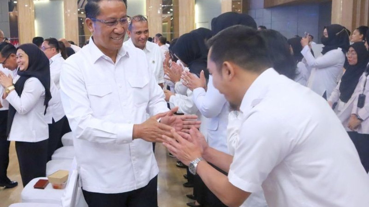 Menteri Hukum dan HAM menekankan pentingnya kepemimpinan terbuka terhadap masukan untuk meningkatkan layanan publik, seperti ditunjukkan dengan keberhasilan program kerja dari rumah yang menyelesaikan ribuan tunggakan pendaftaran merek.