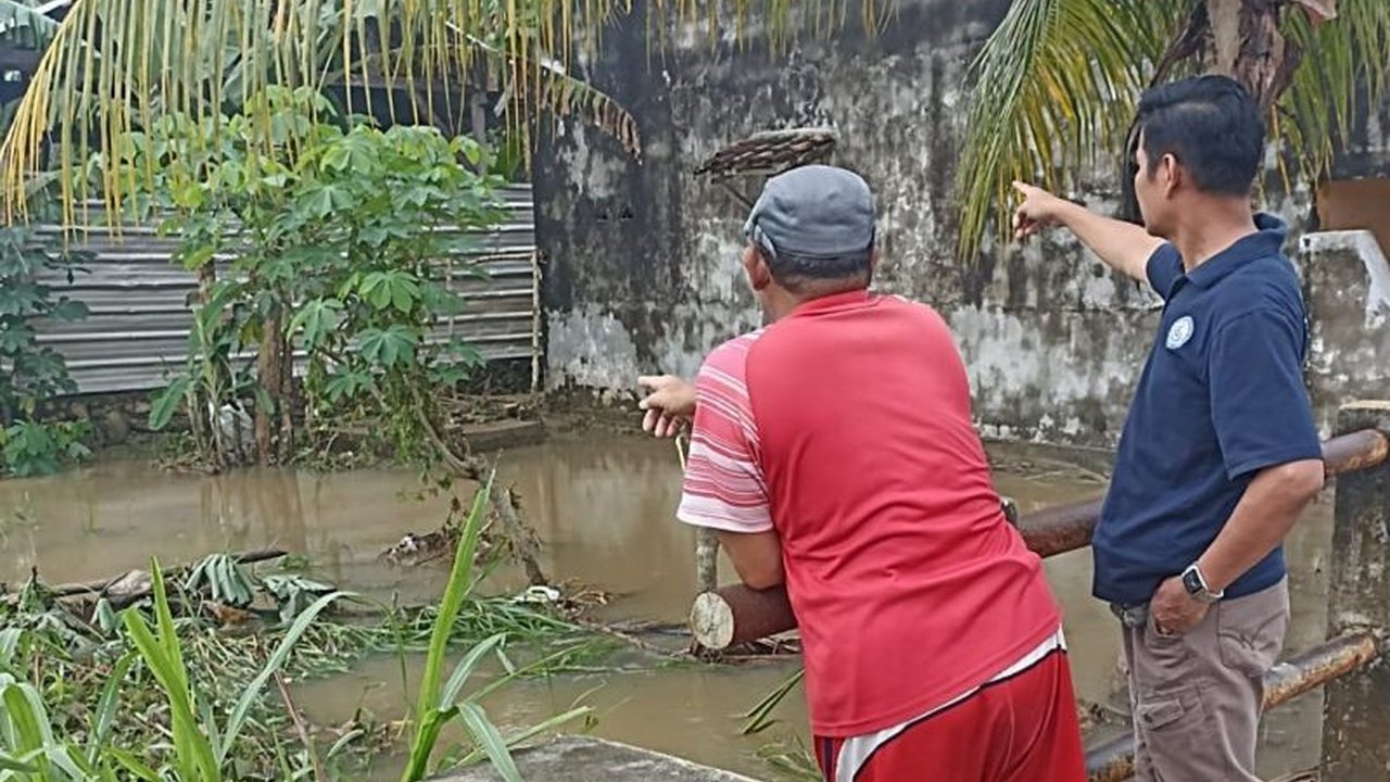 Tujuh rumah warga di Perumahan Sion, OKU, Sumsel terancam ambruk setelah longsor terjadi akibat drainase yang tak kuat menahan debit banjir pasca Lebaran 2025,  mengancam 150 rumah lainnya.