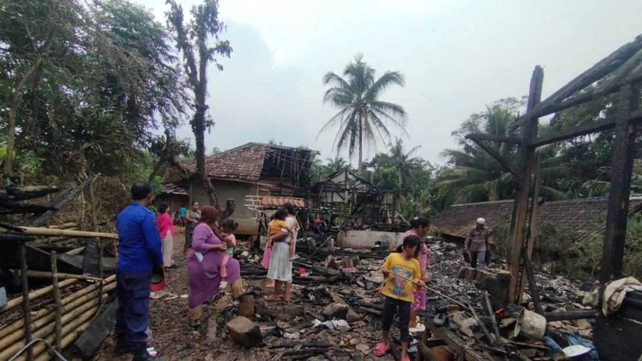 BPBD Kabupaten Lebak menyalurkan bantuan bahan pokok kepada tiga keluarga yang rumahnya rata dengan tanah akibat kebakaran di Desa Kadurahayu, Kecamatan Bojongmanik; para korban berharap mendapatkan bantuan pembangunan kembali rumah.