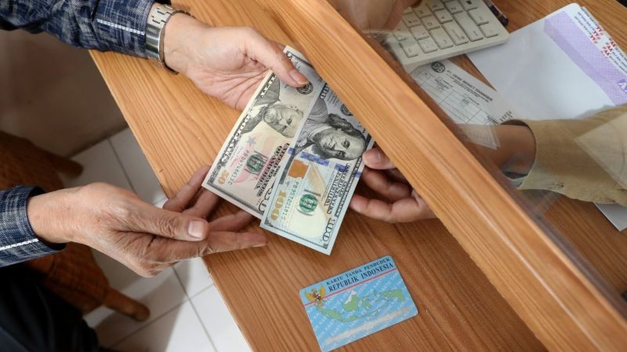 Nilai tukar rupiah terhadap dolar Amerika Serikat menguat pada pembukaan perdagangan Jumat pagi, mencapai Rp16.805 per dolar AS.