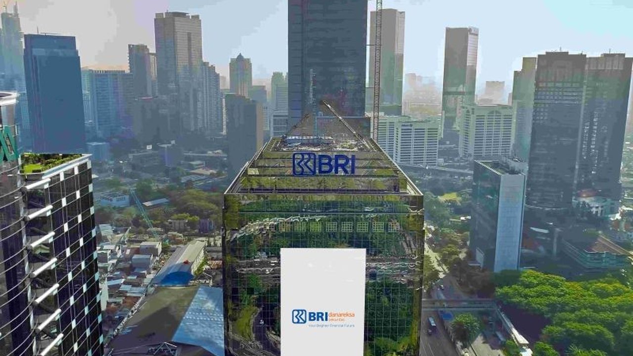 BRI Danareksa Sekuritas dan Bank BRI berkolaborasi menghadirkan layanan investasi terintegrasi di Sentra Layanan BRI Prioritas, memudahkan nasabah mengelola investasi dengan bimbingan ahli.