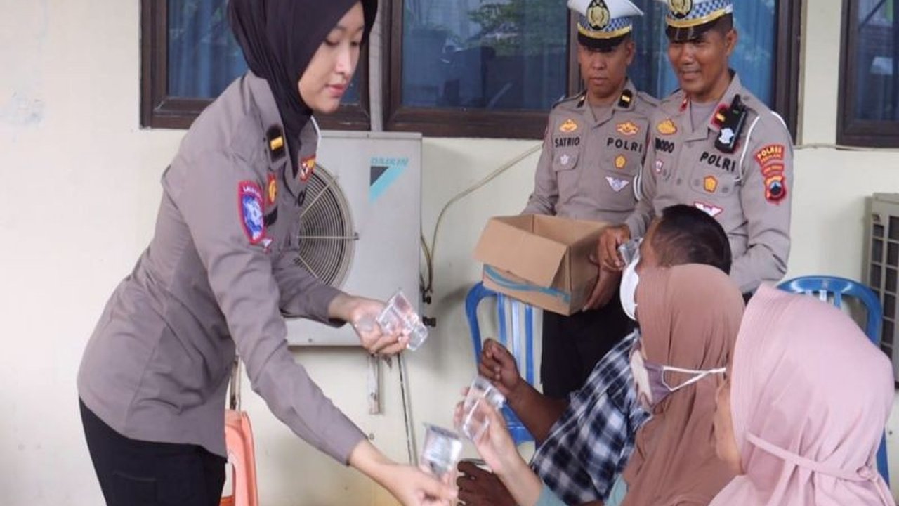 Polres Pemalang Beri Minuman Gratis, Layani Wajib Pajak Kendaraan di Tengah Antrean Panjang