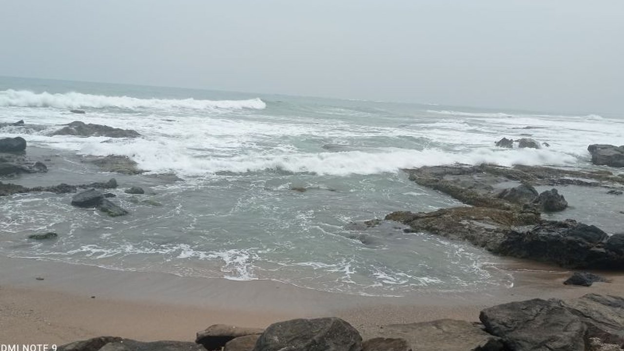 BMKG memperingatkan potensi cuaca buruk di Banten berupa hujan lebat, angin kencang, dan gelombang tinggi, meminta masyarakat meningkatkan kewaspadaan.