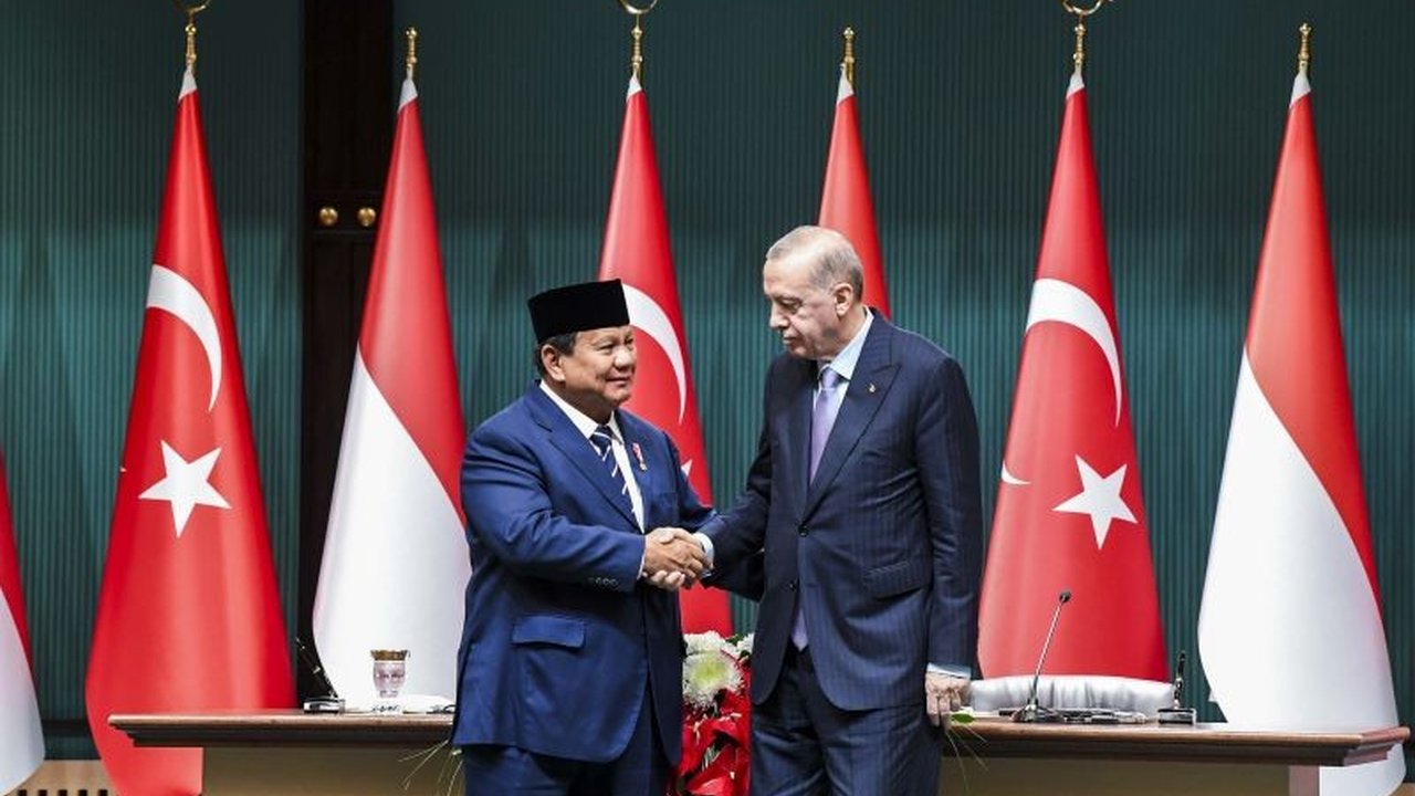 Presiden Prabowo Subianto mengusulkan kerja sama pengembangan jet tempur generasi 5.0 Turki, Kaan, dan kerja sama pembangunan kapal selam dengan Turki, serta mendorong perjanjian ekonomi komprehensif kedua negara.