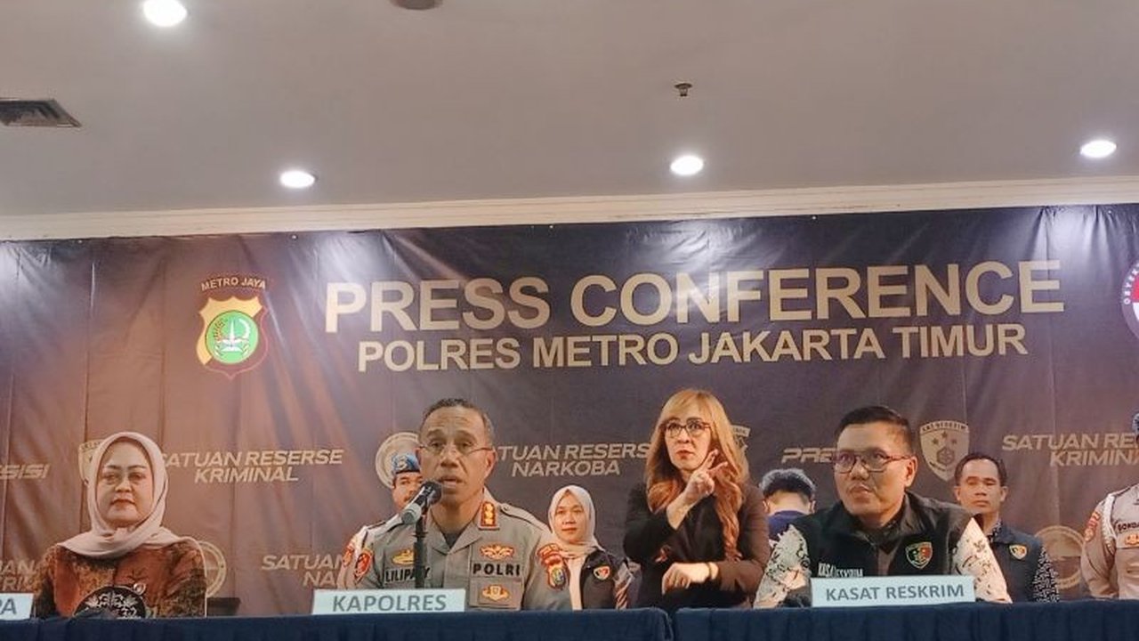 Pasangan dokter dan istrinya di Pulogadung, Jakarta Timur, ditangkap polisi karena menganiaya asisten rumah tangga (ART) mereka hingga mengalami luka-luka serius; korban mengalami kekerasan fisik dan psikis selama bekerja.