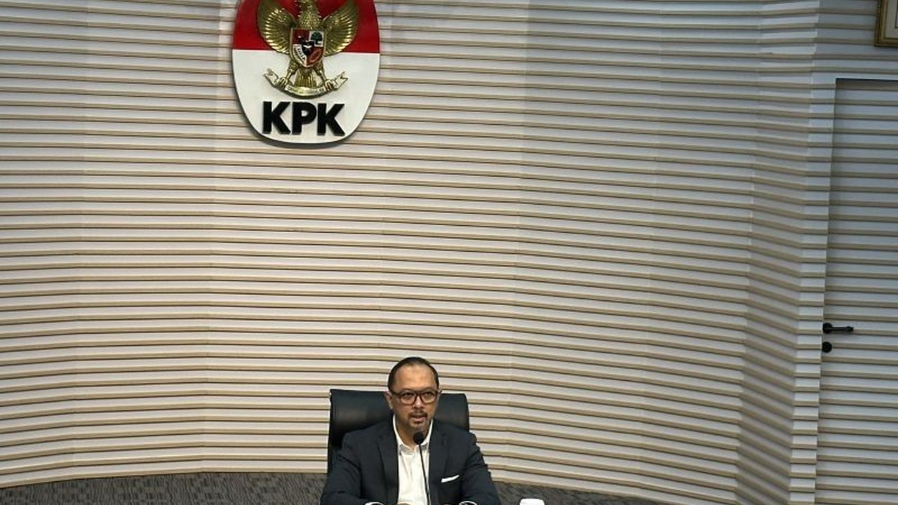 KPK menerapkan prinsip kehati-hatian dalam menetapkan tersangka kasus dugaan korupsi penyaluran dana CSR Bank Indonesia,  memerlukan minimal empat alat bukti untuk memastikan proses hukum yang adil dan transparan.