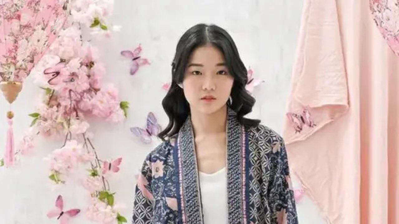 Model baju wanita batik kombinasi polos (Foto: Fimela)