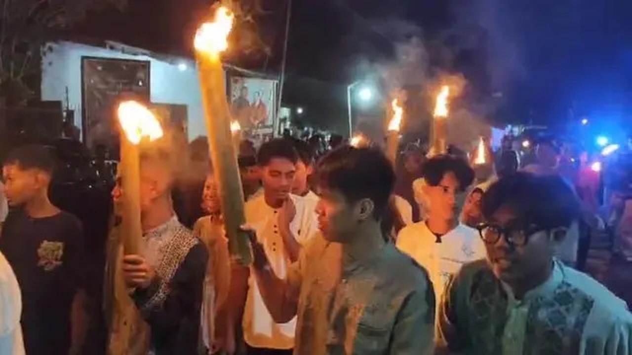 Pawai obor di malam takbiran menjadi simbol toleransi dan eratnya persahabatan antara muslim dengan umat Nasrani serta agama lainnya. (Foto: Liputan6.com/Ola Keda)