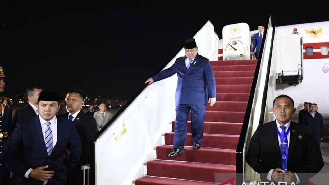 Presiden Prabowo Subianto melakukan kunjungan kerja ke Kairo, Mesir, bertemu Presiden Abdel Fattah El-Sisi dan disambut hangat oleh diaspora Indonesia.