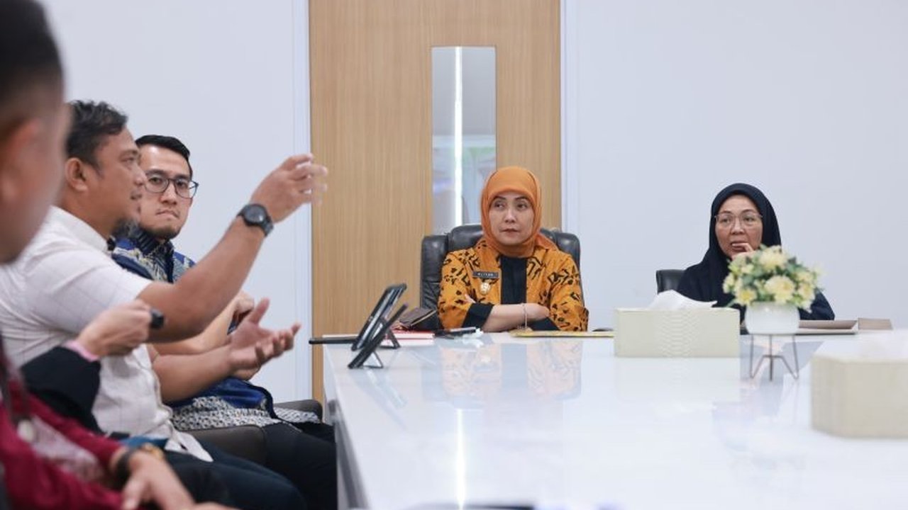 Pemerintah Kota Makassar menyiapkan gerai spektakuler untuk memamerkan potensi lokal unggulannya di Expo APEKSI 2025 di Surabaya, menampilkan kain sutera, kuliner, kopi, dan produk UMKM.