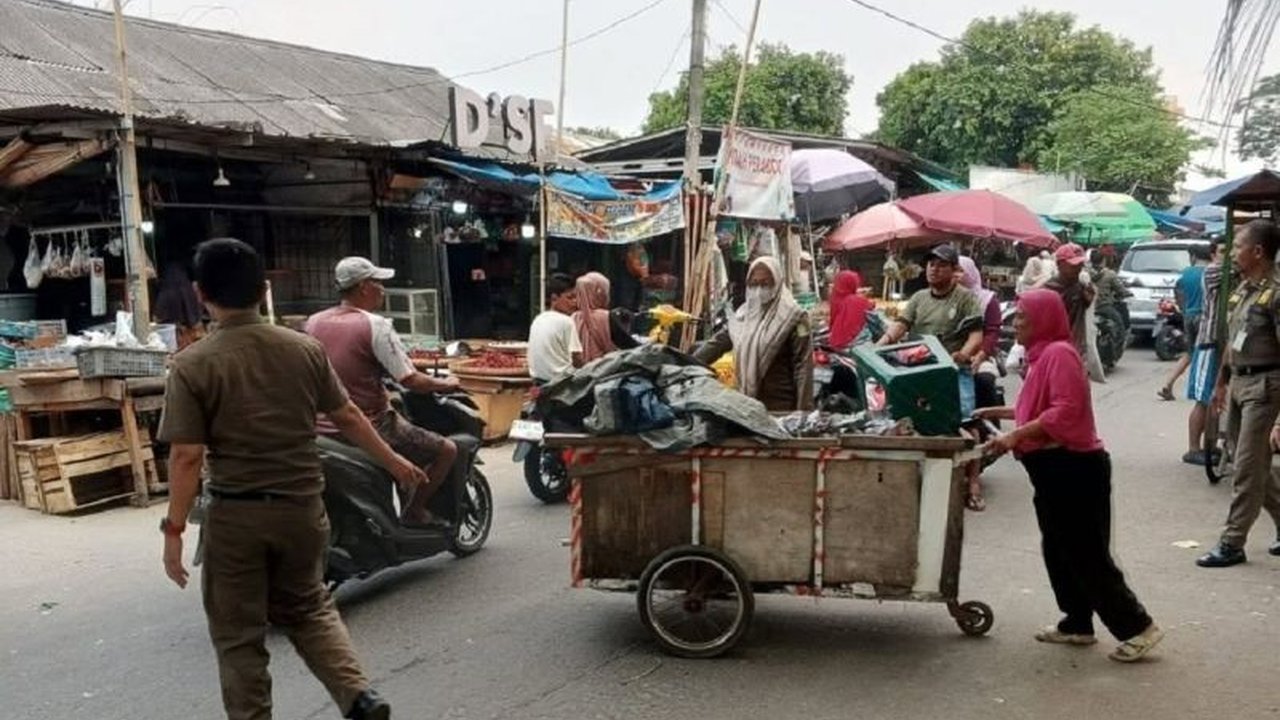 Penertiban pedagang kaki lima (PKL) di pasar tradisional dan pembongkaran bangunan liar di Tangerang masif dilakukan Satpol PP untuk menciptakan ketertiban dan kenyamanan masyarakat.