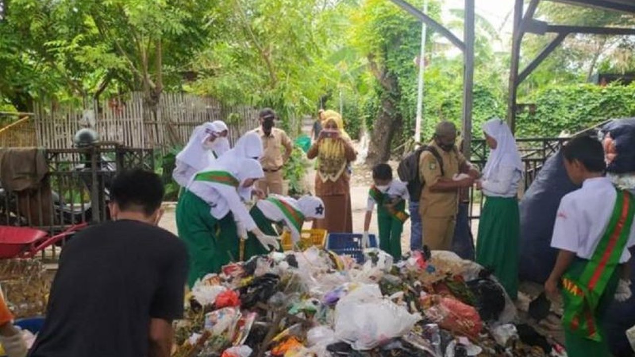 Dinas Lingkungan Hidup (DLH) Kota Tangerang mengajak masyarakat untuk memilah sampah rumah tangga sebelum dibuang, guna mengurangi beban TPA dan mendukung program pengolahan sampah organik menjadi kompos atau pakan maggot.