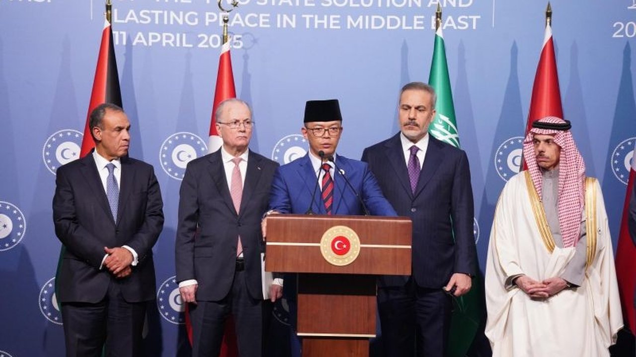 Menlu RI, Sugiono, menegaskan komitmen Indonesia terhadap kemerdekaan Palestina dan menawarkan bantuan medis bagi korban konflik dalam pertemuan penting OKI-Liga Arab di Turki.