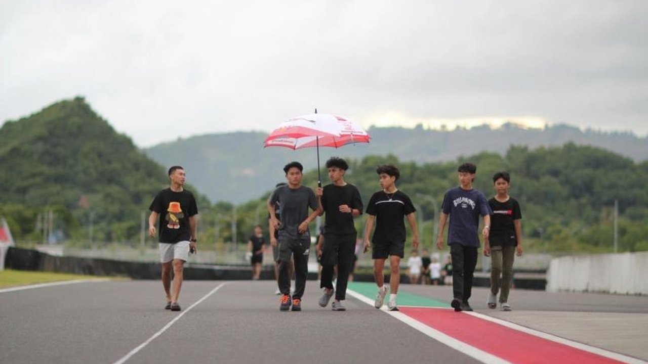 Sirkuit Mandalika, Lombok Tengah, NTB, menjadi saksi persaingan sengit 136 pembalap di Kejurnas Pertamina Mandalika Racing Series (MRS) 2025, yang didukung penuh oleh Pertamina dan pemerintah.