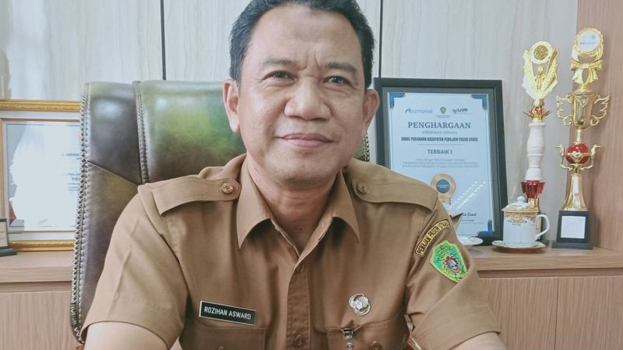 Dinas Perikanan Kabupaten Penajam Paser Utara membantu kelompok budidaya ikan dengan perawatan kolam dan bantuan bibit serta pakan untuk menjaga produksi ikan air tawar tetap tinggi.