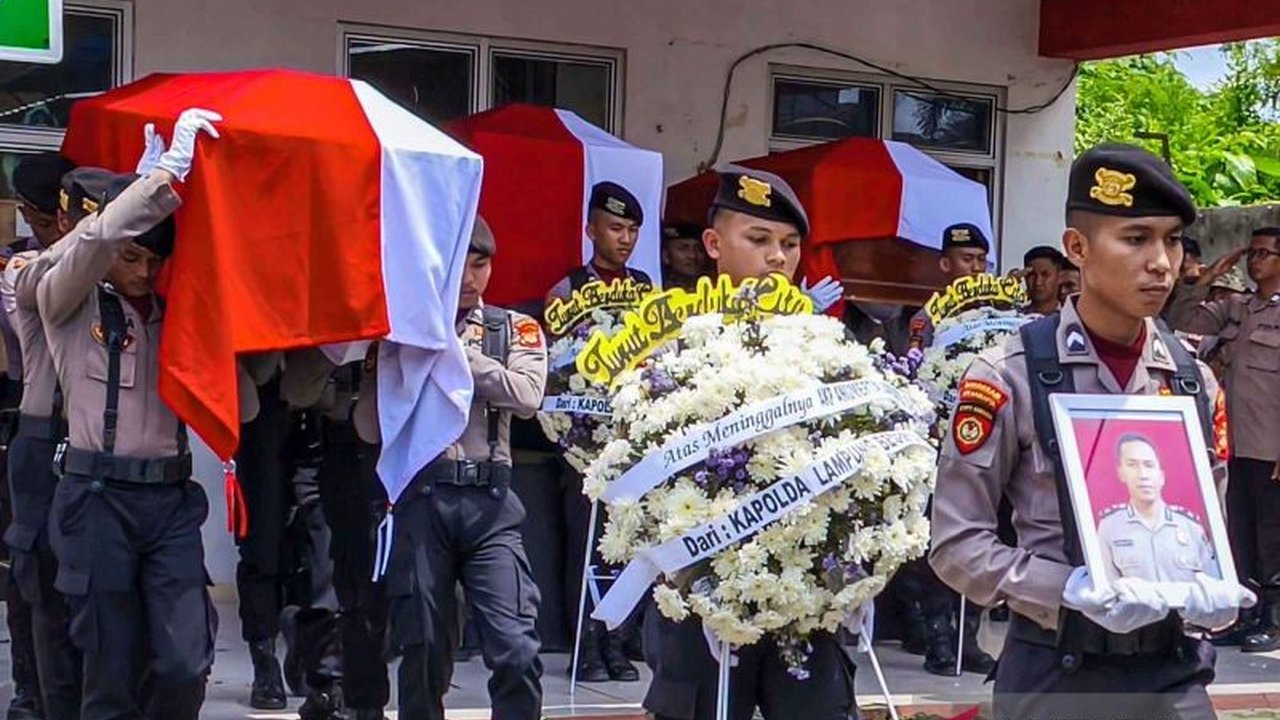Komnas HAM mendesak penegakan hukum yang adil dan transparan terkait tewasnya tiga polisi saat membubarkan arena sabung ayam di Way Kanan, Lampung, serta meminta pemulihan bagi keluarga korban.