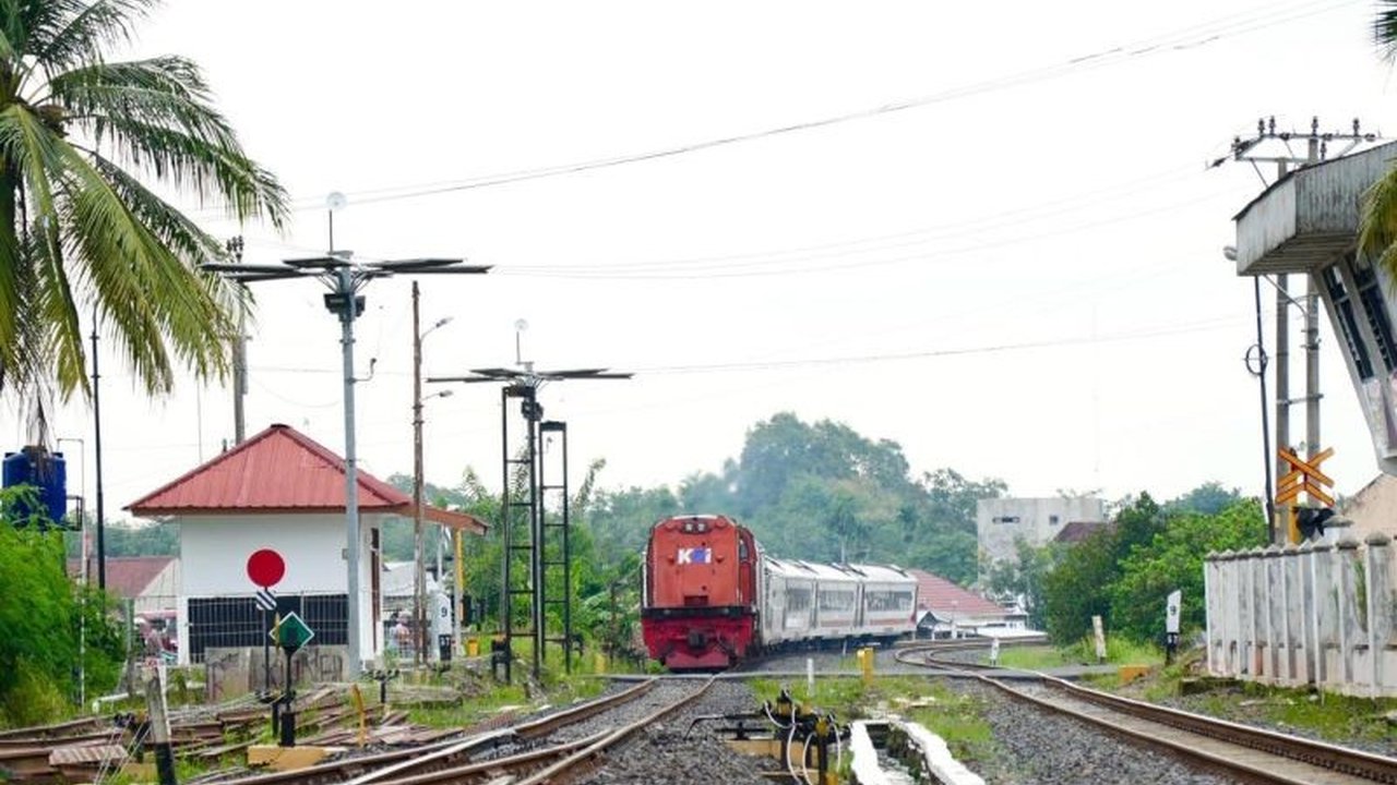 PT KAI Divre IV Tanjungkarang mencatat sembilan kecelakaan di perlintasan sebidang hingga April 2025, mengakibatkan korban jiwa dan luka-luka; KAI mengimbau pengguna jalan untuk lebih disiplin dan mematuhi peraturan lalu lintas.
