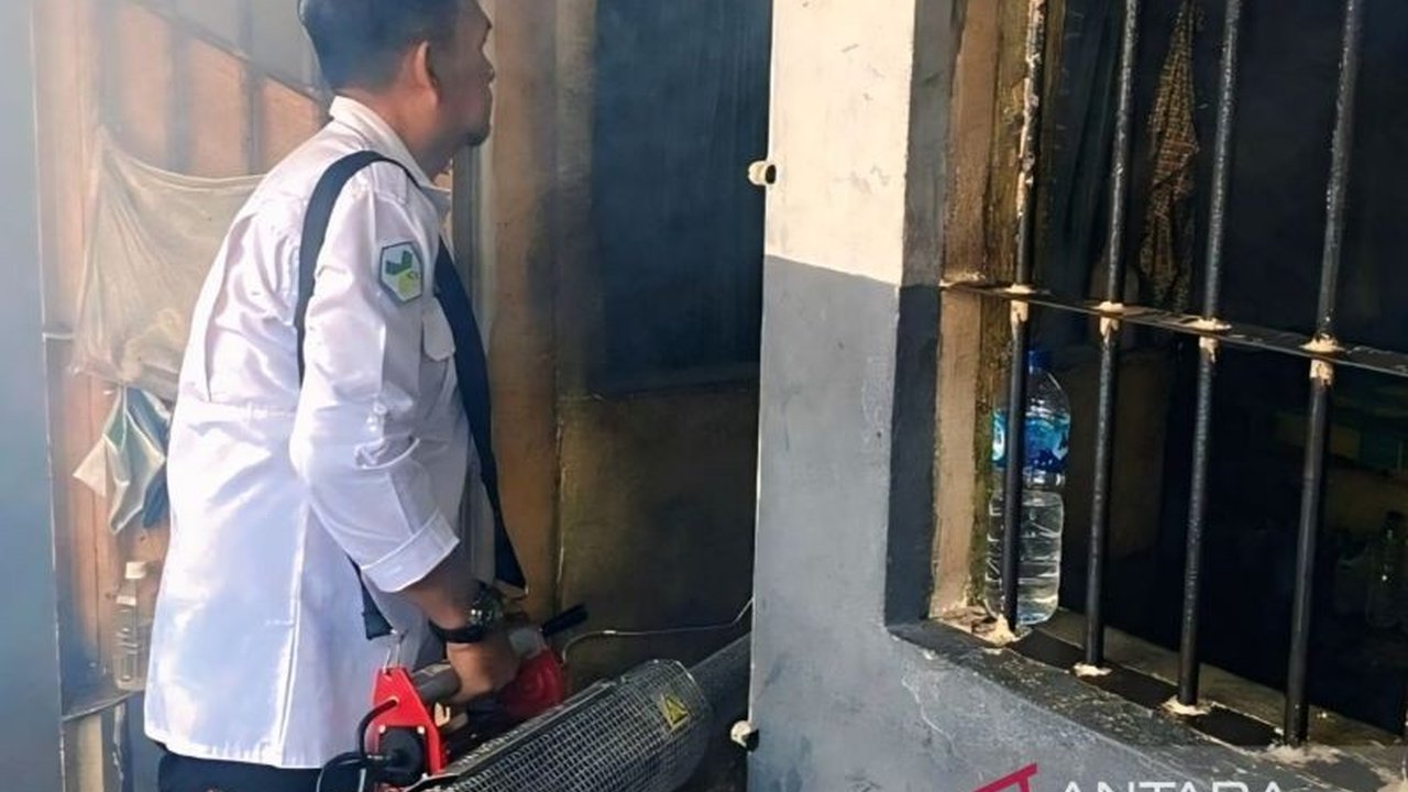 Dinas Kesehatan OKU Selatan melakukan fogging di Lapas Muaradua untuk mencegah penyebaran penyakit Demam Berdarah Dengue (DBD) dan mengimbau warga binaan untuk menjaga kebersihan.