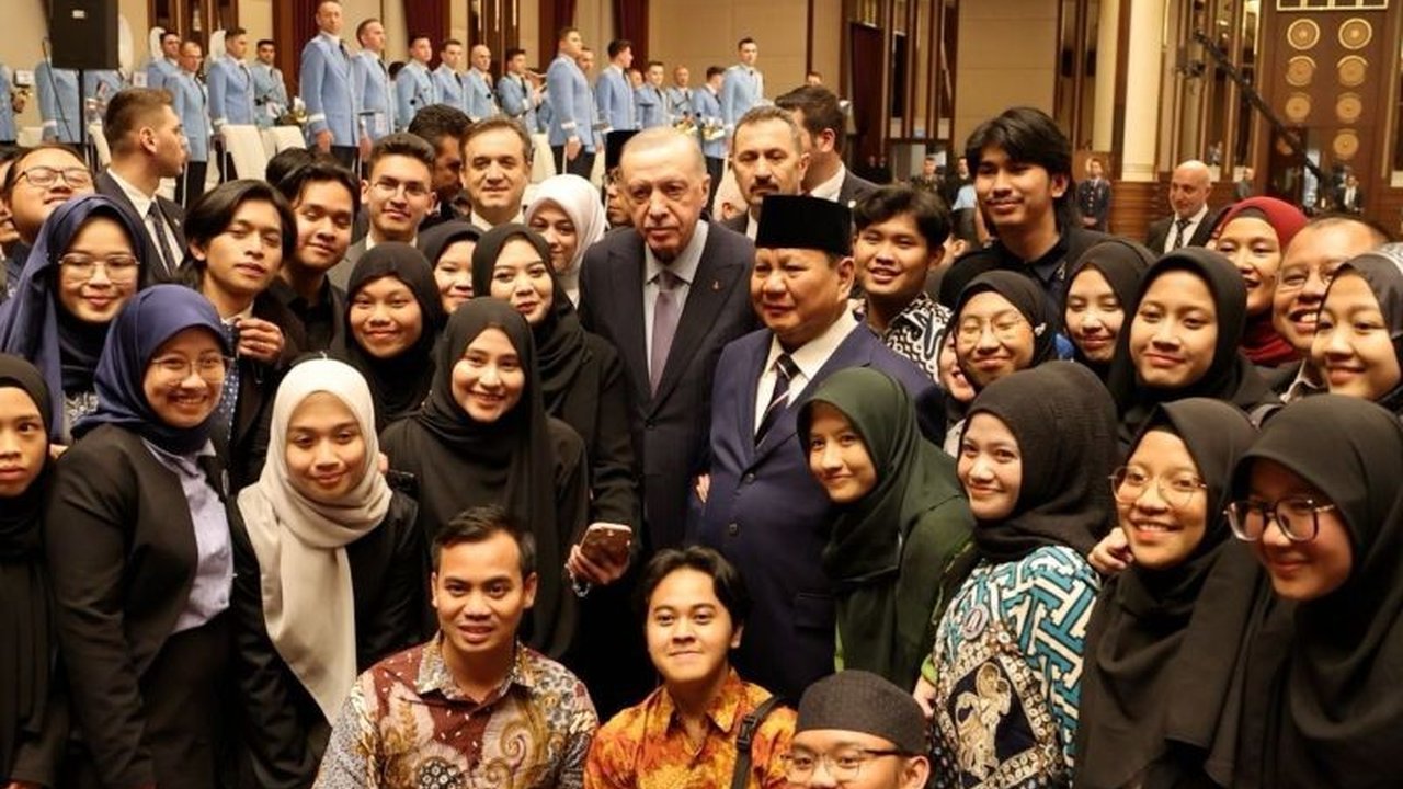 Presiden Prabowo Subianto, didampingi Presiden Turki Recep Tayyip Erdogan, menyempatkan diri menyapa mahasiswa Indonesia di Antalya, Turki, mendengarkan aspirasi mereka, dan membahas dukungan pemerintah Indonesia bagi pelajar di Turki.