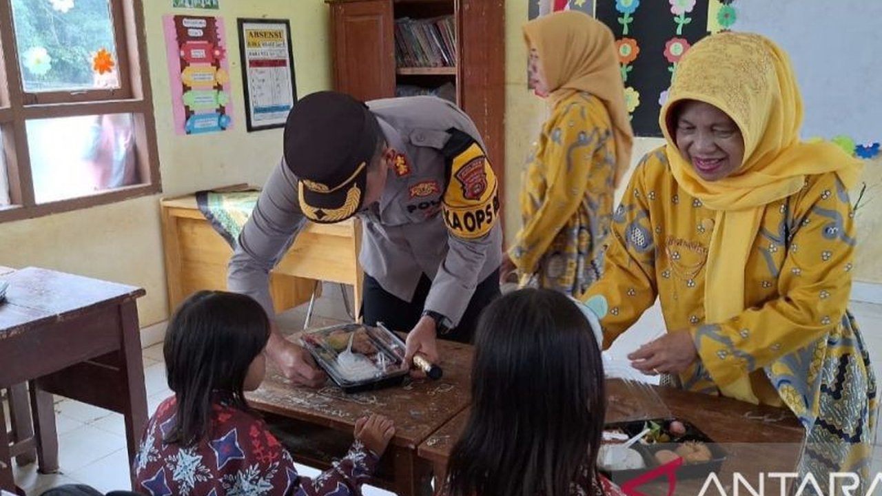 Polres OKU melakukan pengawasan ketat terhadap program Makan Bergizi Gratis (MBG) di Kabupaten OKU, Sumatera Selatan, untuk memastikan program berjalan optimal dan anak-anak mendapatkan gizi seimbang.
