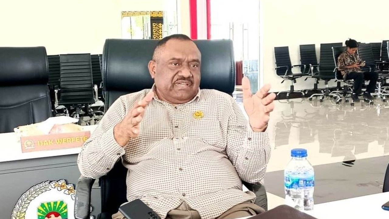 DPRK Kaimana mengusulkan agar Pemkab Kaimana memberdayakan tenaga kerja alih daya untuk mengatasi kekurangan pegawai setelah pemberhentian tenaga honorer, demi menjaga pelayanan publik.