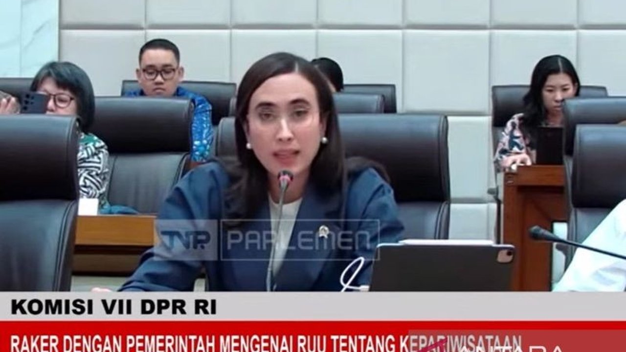 Menteri Pariwisata siap bahas RUU Kepariwisataan bersama DPR, revisi UU No. 10 Tahun 2009, fokus pada pendidikan, istilah wisatawan, dan diplomasi budaya.