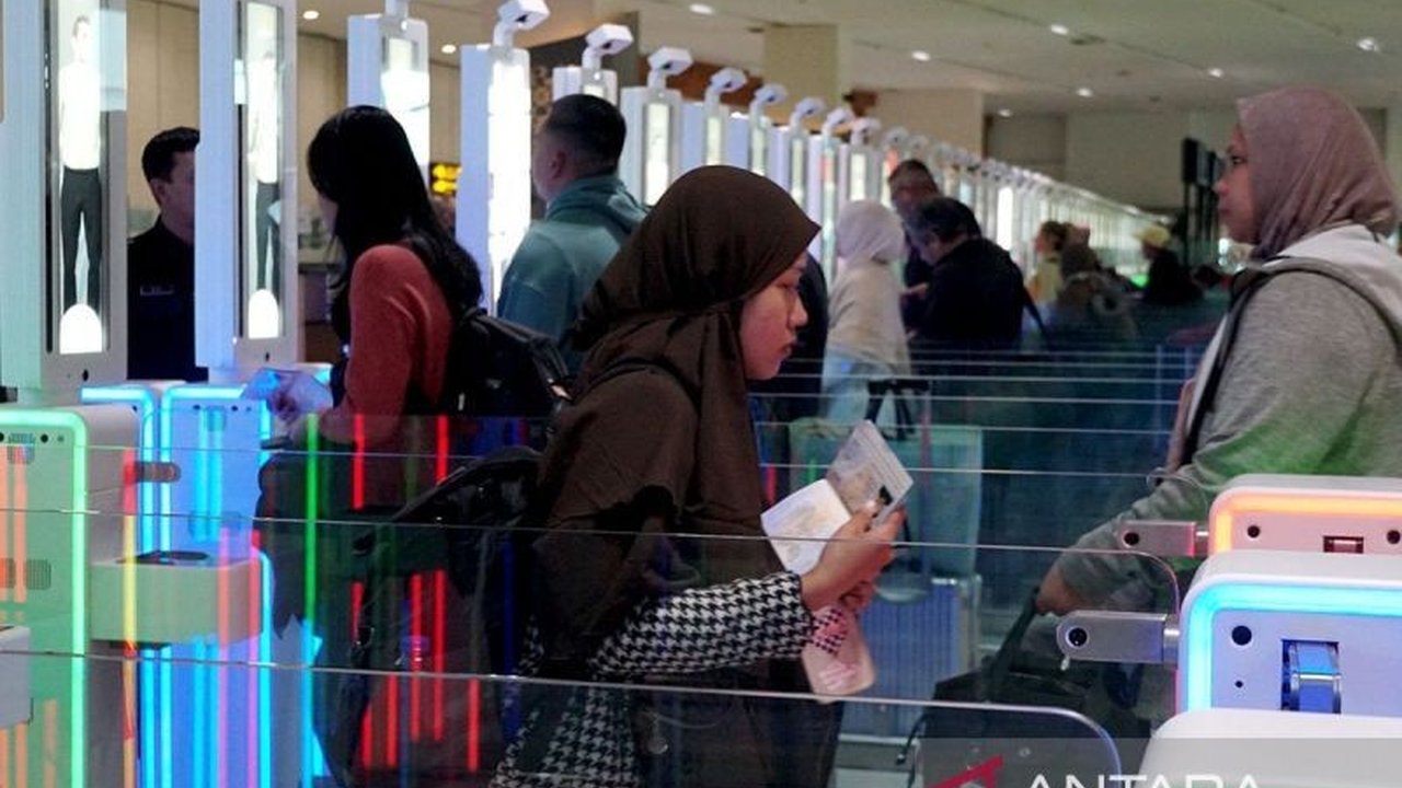 Kantor Imigrasi Soekarno-Hatta berhasil meraih peringkat 10 besar layanan imigrasi bandara terbaik dunia versi Skytrax, berkat inovasi dan transformasi pelayanannya.