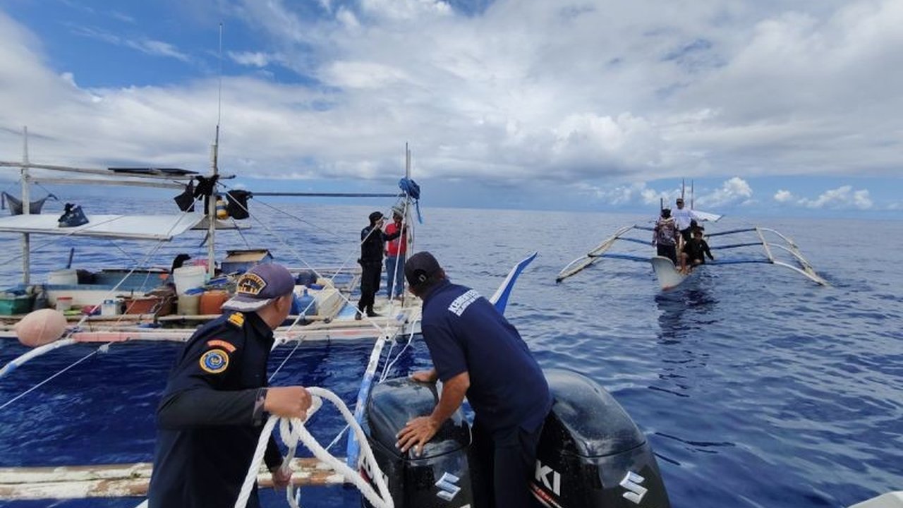 Kementerian Kelautan dan Perikanan (KKP) berhasil menangkap kapal ikan Filipina yang melakukan penangkapan ikan ilegal di Laut Sulawesi, mengancam keberlanjutan sumber daya perikanan Indonesia.