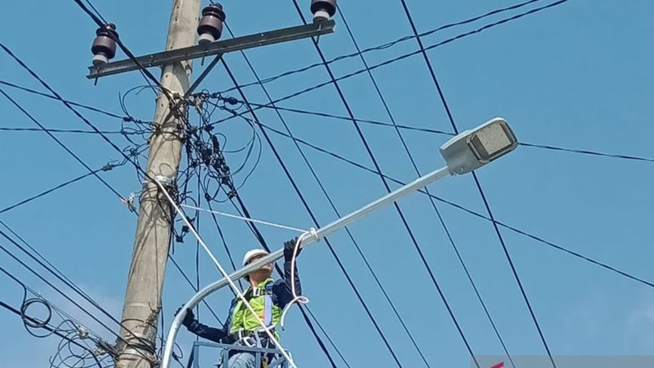 BPTD Bengkulu memasang 30 lampu PJU tenaga surya di Pantai Air Punggur, Mukomuko, untuk meningkatkan keselamatan dan keindahan wilayah tersebut, sementara Pemda Mukomuko memasang 110 lampu PJU di jalan nasional.