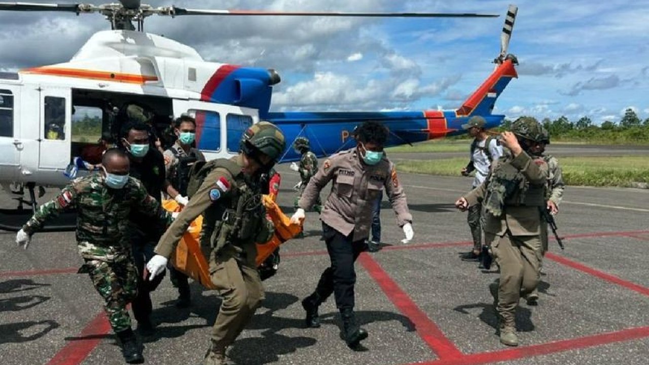 Dua belas personel Tim DVI Polda Papua dikerahkan untuk mengidentifikasi enam jenazah korban pembunuhan Kelompok Kriminal Bersenjata (KKB) di Yahukimo; kendala ruang penyimpanan jenazah di RSUD Dekai mempercepat proses identifikasi.