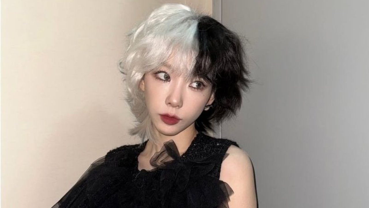 Ribuan penggemar Taeyeon, mengenakan serba pink, memadati Indonesia Arena untuk menyaksikan konser tunggal 