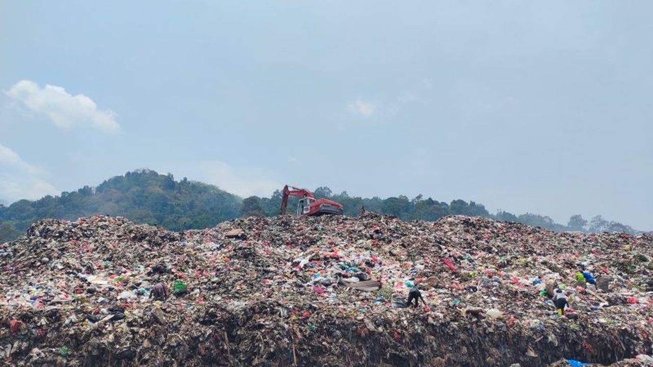 Pemprov Lampung bertekad membangun sistem pengelolaan sampah berkelanjutan dengan menargetkan minimal satu bank sampah induk per kecamatan dan satu bank sampah unit per RW, didukung edukasi dan regulasi yang kuat.