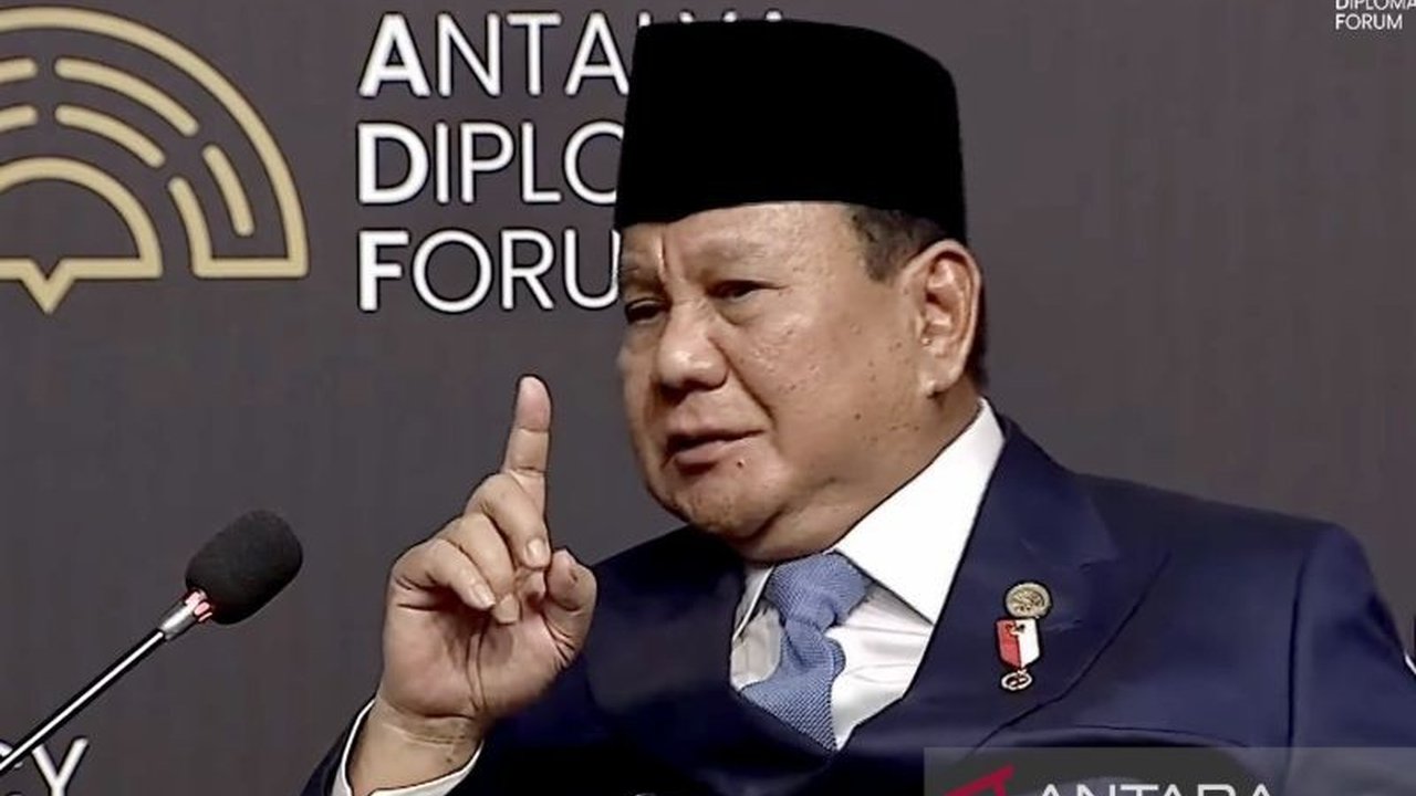 Presiden Prabowo Subianto ungkap strategi pengelolaan ketegangan Laut China Selatan lewat kolaborasi dan saling menghormati, termasuk kesepakatan batas ZEE dengan Vietnam dan usulan kerja sama dengan China dan Malaysia.