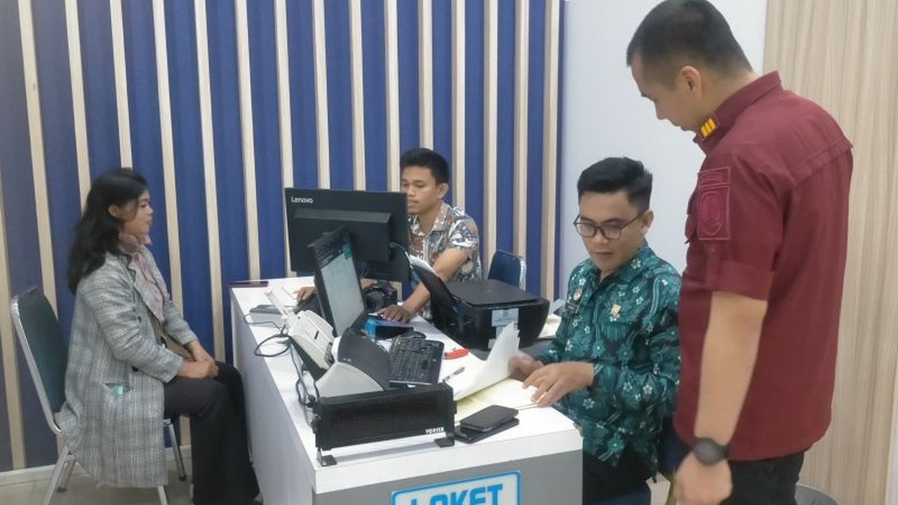 Kantor Imigrasi Kelas I TPI Singkawang menerbitkan 2.011 paspor pada Maret 2025, dengan peningkatan signifikan pasca libur Lebaran, didorong liburan sekolah dan wisata.